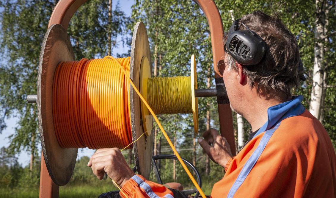 Installation av fiber för bredband vid en fastighet i Norrbotten. Arkivbild. Foto: Helena Landstedt/TT