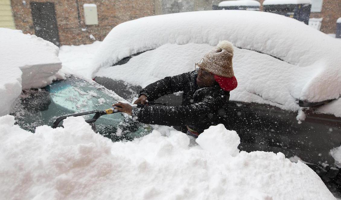 Zaria Black i Buffalo i delstaten New York gräver fram bilen. Foto: Joshua Bessex/AP/TT