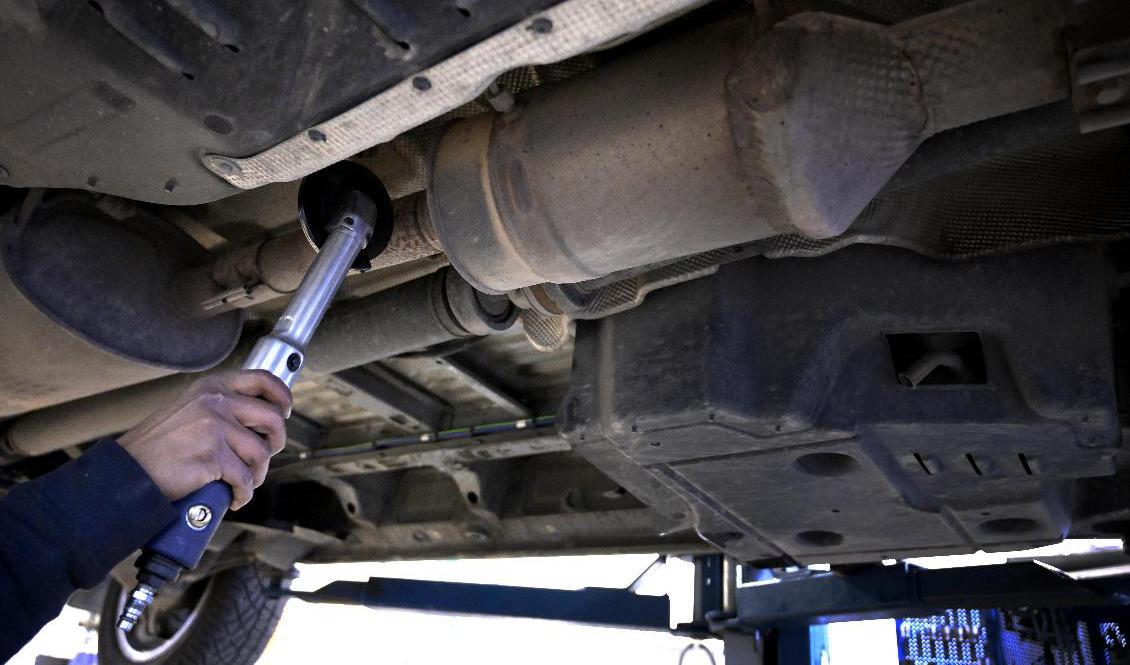 Tjuvar ger sig på avgassystem med vinkelslipar för att kapa av katalysatorn. Arkivbild. Foto: Janerik Henriksson/TT