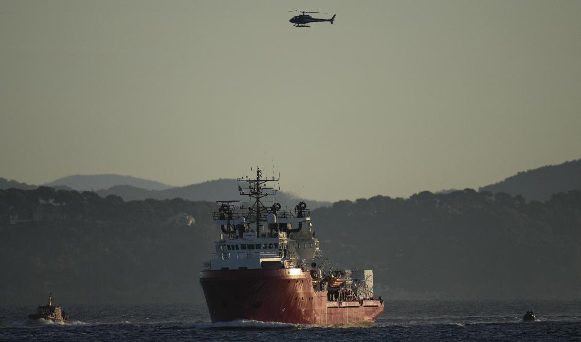 Italiens nya ytterhögerregering har vägrat det norskregistrerade hjälpfartyget Ocean Viking att lägga till och lasta av räddade till havs. Arkivbild. Foto: Daniel Cole/AP/TT
