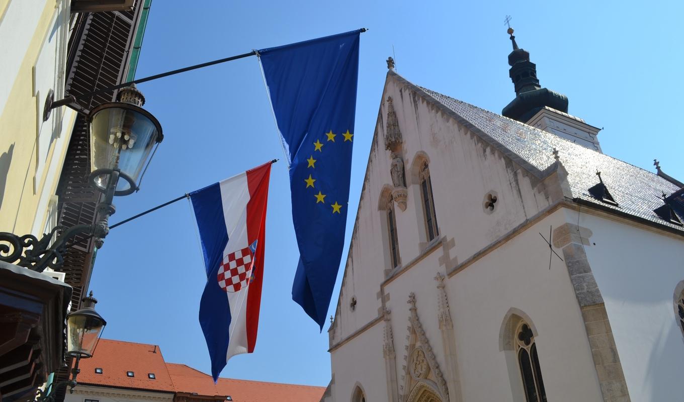 EU-flaggan och Kroatiens flagga utanför regeringskansliet och parlamentet i Zagreb. Från den 1 januari släpps Kroatien in i Schengenområdet. Arkivfoto. Foto: Wiktor Nummelin/TT