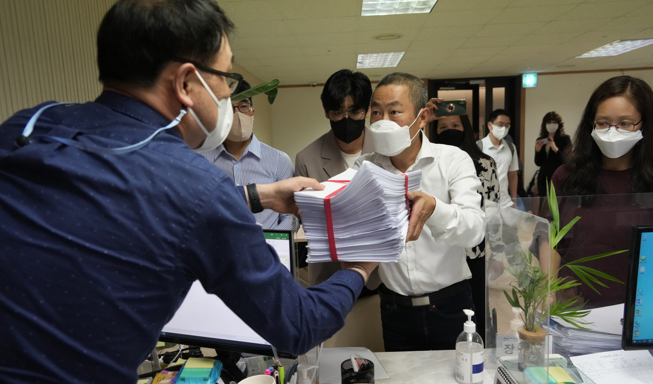 34 av de adopterade koreaner som krävt att få sin bakgrund granskad har nu fått ett ja från Sydkoreas sannings- och försoningskommission. Här lämnar den danske advokaten Peter Møller in anmälningar till kommissionen i september. Foto: Ahn Young-joon / AP