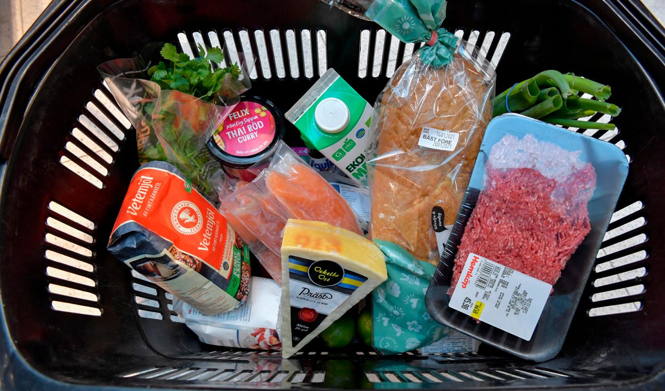 På ett år har matpriserna ökat med över 15 procent, enligt Matpriskollen. Arkivbild. Foto: Anders Wiklund/TT