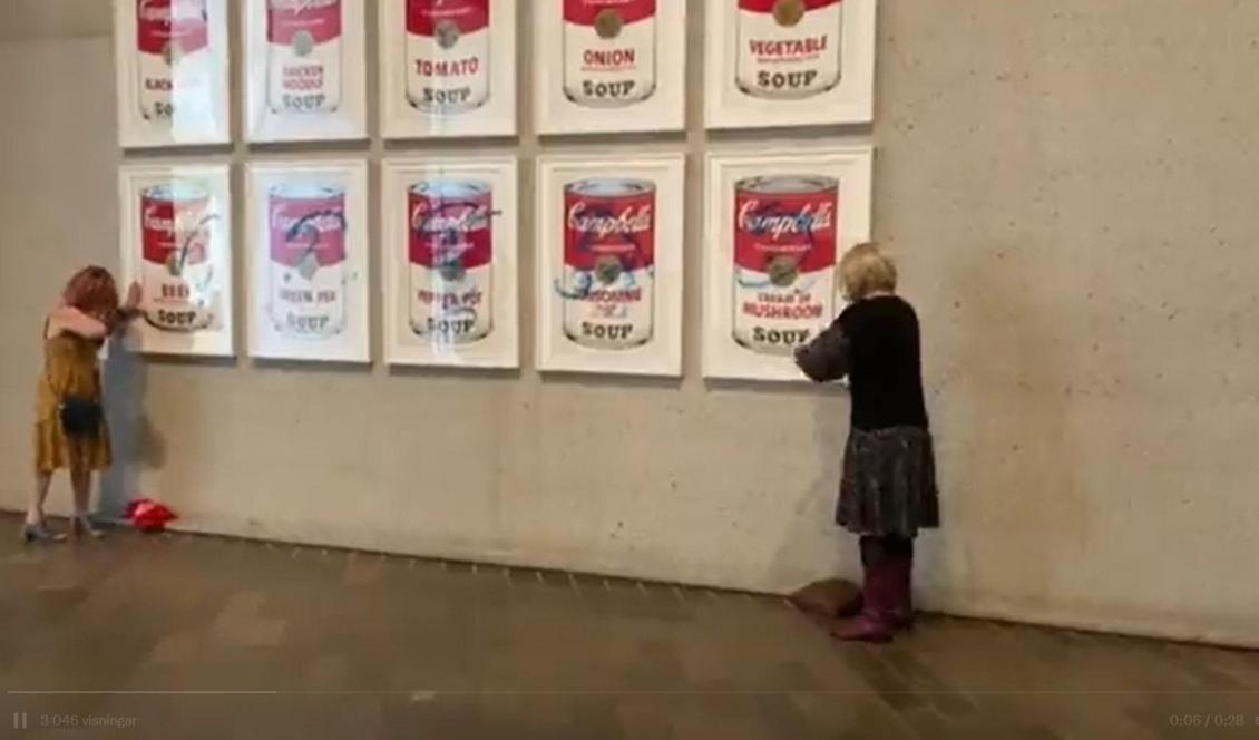 Två aktivister vid Andy Warhols tavla ”Cambell’s Soup”. Foto: Skärmdump/Twitter/Stop Fossil Fuel Subsidies.