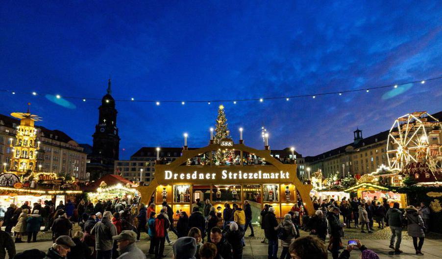 
Dresdens julmarknad öppnade den 23 november och håller på till julafton. Den först Striezelmarkt ägde rum år 1434 och hålls i år för 588:e gången, det gör den till den äldsta julmarknaden i Tyskland. Varje år lockar den till sig tre miljoner besökare. Foto: Jens Schlueter/AFP via Getty Images                                            