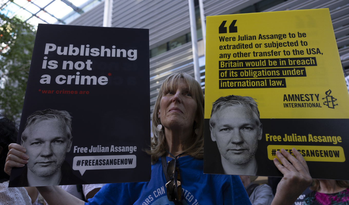 Demonstranter kräver Julian Assanges frigivning den 17 maj i London. Storbritannien godkände utlämningen till USA på grund av anklagelser om spioneri i april. Dan Kitwood/Getty Images