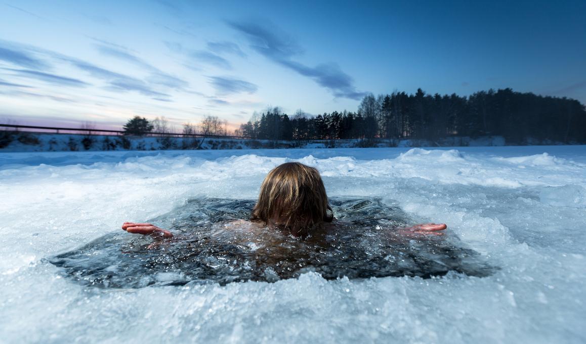 


När man går ner i ett isbad ska man andas kontrollerat. Efter bara fem andetag lugnar kroppen ner sig och en känsla av lycka infinner sig. Foto: Dudarev Mikhail                                                                                                                                    