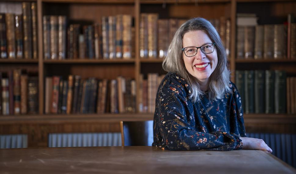 2022 års vinnare av Läsguldet är Lynn Alpberg, som arbetar engagerat för att hjälpa personer med lässvårigheter att finna läsglädje. Foto: Elliot Elliot