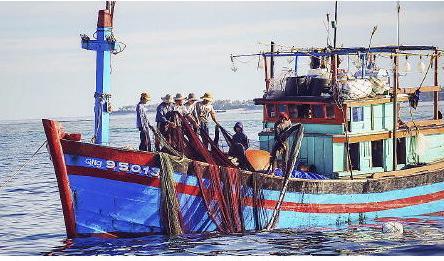 Illegala aktörer som fiskar i industriell skala struntar i säkerhetsregler och tar genvägar, vilket tvingar småskaliga fiskare att göra samma sak. Foto: Hoang Dinh Nam/AFP via Getty Images