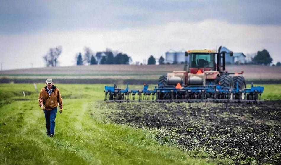 Naturgas är viktigt för produktionen av konstgödsel. På bilden syns lantbrukaren Roger Murphy i Illinois, USA, i en paus under harvningen. Foto: Scott Olson/Getty Images