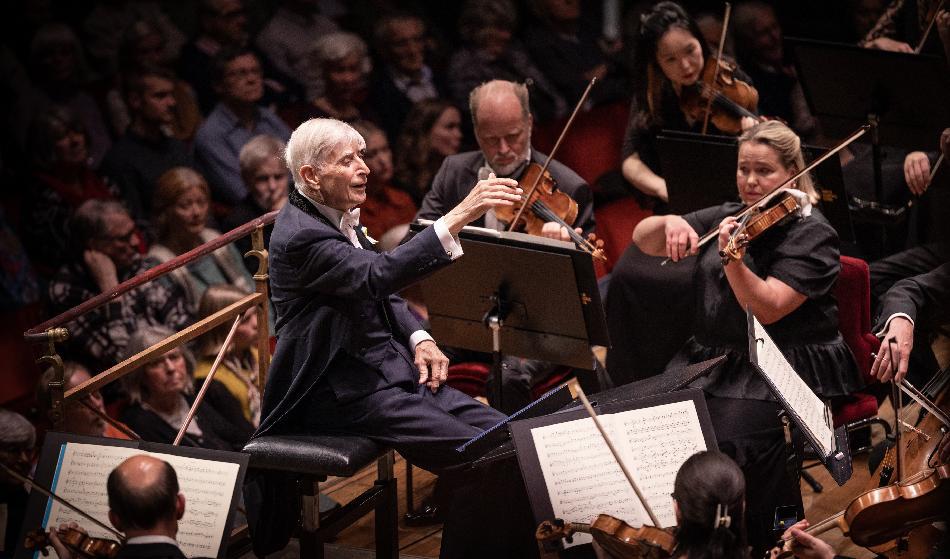 På Konserthuset Play finns nu en inspelning där den 95-årige dirigenten Herbert Blomstedt tolkar Brahms och Honegger. Foto: Nadja Sjöström