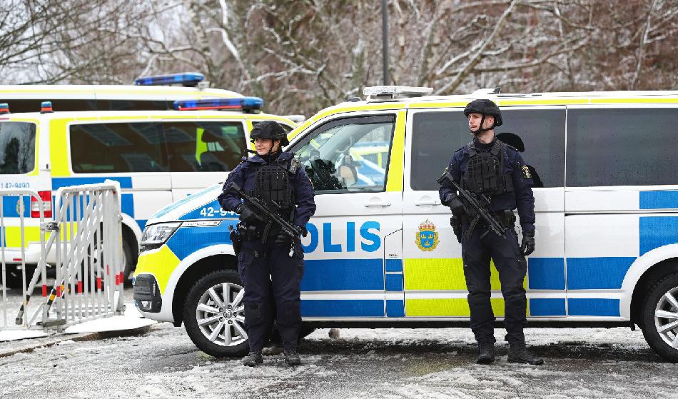 Uppklarningsprocenten för skjutvapenmord i kriminella miljöer fortsätter att sjunka. Svenska poliser bevakar en mordrättegång i Linköping. Foto: Shutterstock/Jeppe Gustafsson
