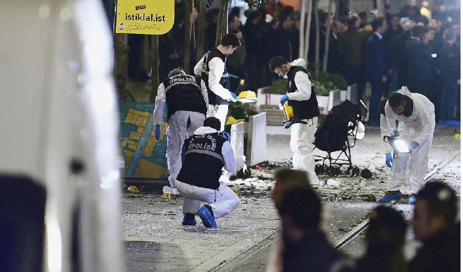 Kriminaltekniker från polisen säkrar spår efter bombdådet på Istiklal i Istanbul den 13 november då sex personer dödades och 81 skadades. Foto: Yasin Akgul/AFP via Getty Images