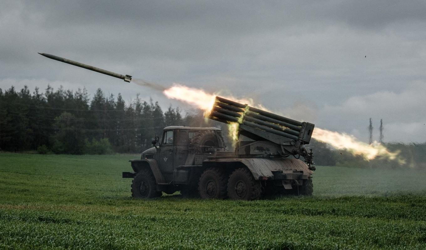 

En raket avfyras från en lastbil i östra Ukraina den 14 maj 2022. Foto: Yasuyyoshi Chiba/AFP via Getty Images                                                                                        