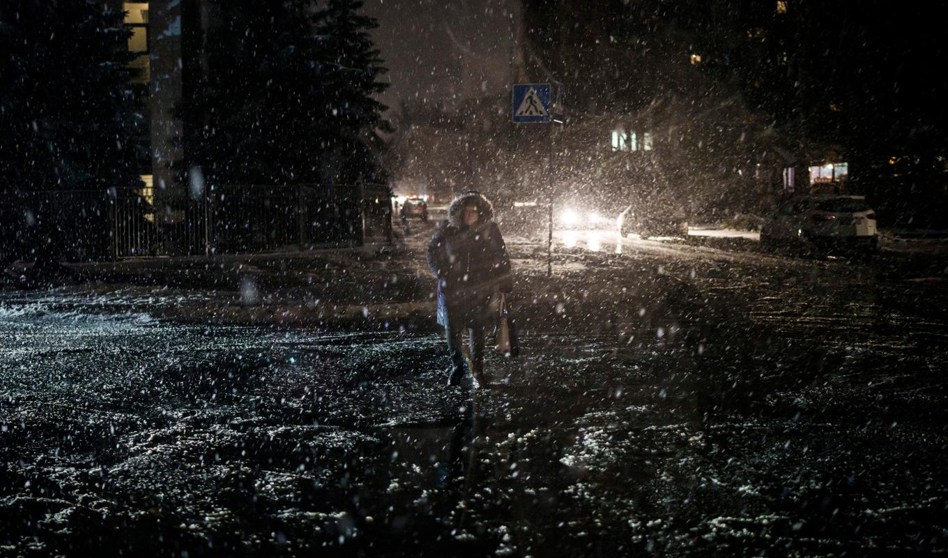 En kvinna i ett vintrigt Kiev under det pågående strömavbrottet. Foto: Felipe Dana/AP/TT