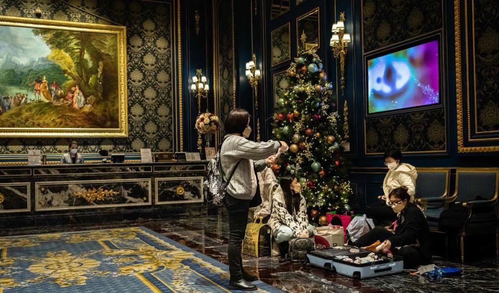 
Besökare har kommit till Macau för julshopping och nu sorterar de sitt baggage i ett av hotell Parisians receptioner inför hemfärden den 16 december. Macau är en speciell kinesisk admistrativ region, en före detta portugisisk koloni. Foto: Eduardo Leal/AFP via Getty Images                                            