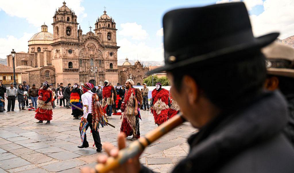 

Artister och dansare uppträder under Qhapac Raymi (vintersolståndet), en traditionell peruansk tradition, i Cusco, en stad i Anderna, den 21 december. Det är årets kortaste dag så från och med nu blir dagarna längre igen. Foto: Martin Bernetti/AFP via Getty Images                                                                                        