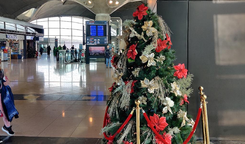 Julen är bra för affärerna, även i muslimska länder. Som här på Ammans internationella flygplats. Foto: Göran Adamson