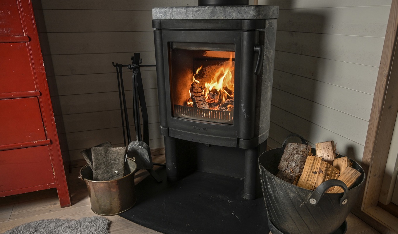 Ved har blivit en bristvara. När elpriserna rusar i höjden skapas det rusning efter ved i och med att fler ser möjligheter med vedeldning för att kunna få ner priset på elfakturorna under vintern. Foto: Anders Wiklund/TT