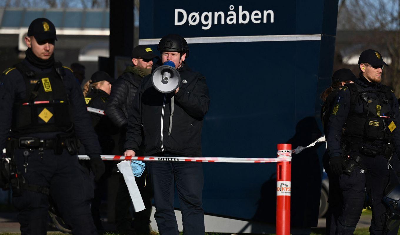 Den dansk-svenske politikern Rasmus Paludan framför en moské i Köpenhamn den 27 januari 2023. Foto: Sergei Gapon/AFP via Getty Images