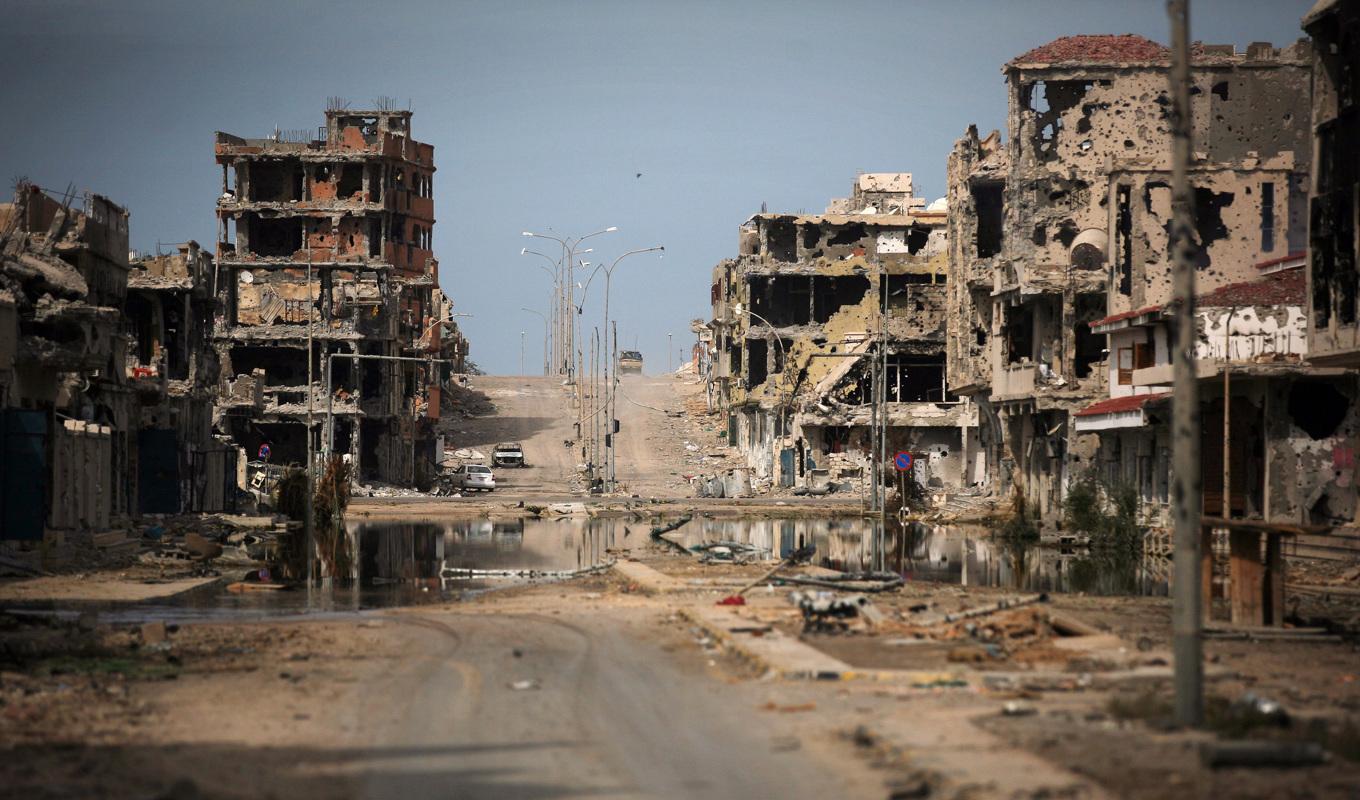 Stora delar av Sirte ödelades i samband med försöken att driva ut terrorgruppen IS ur staden. Arkivbild från 2016. Foto: Manu Brabo/AP/TT