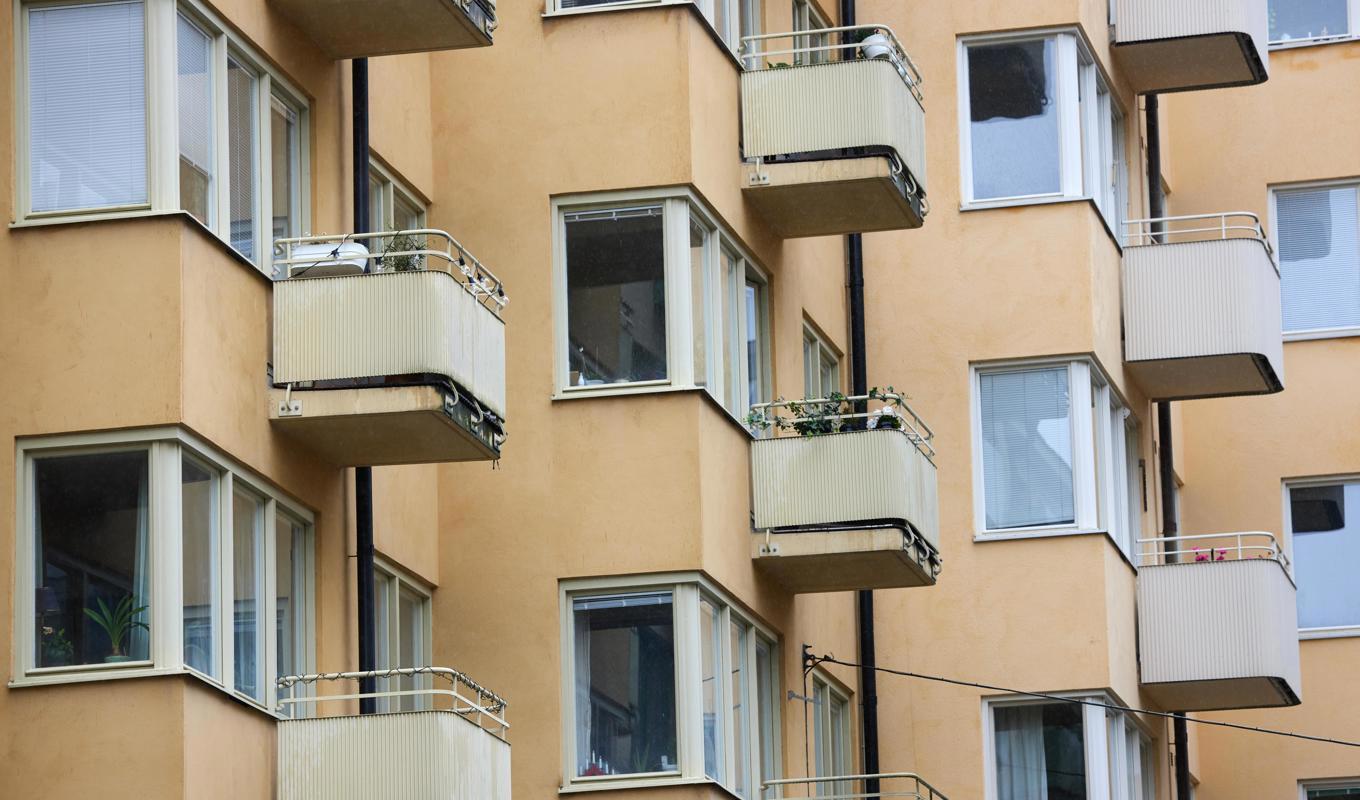 Bostadspriserna fortsatte att dala i december. Lägenhetspriserna föll med 1,5 procent och villapriserna med hela 2,9 procent, visar ny statistik. Arkivbild. Foto: Fredrik Persson/TT