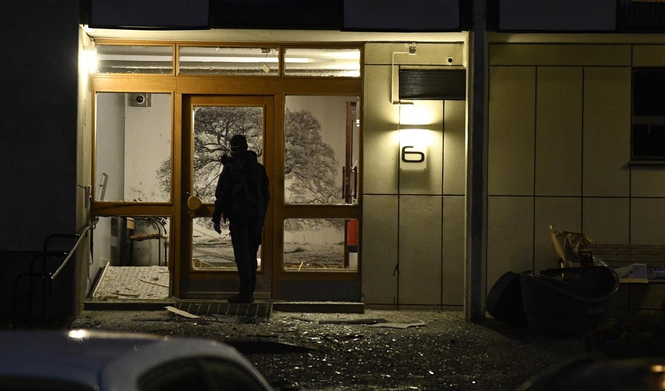 Under natten sprängdes en port i stadsdelen Grimsta i västra Stockholm. Foto: Lars Schröder/TT