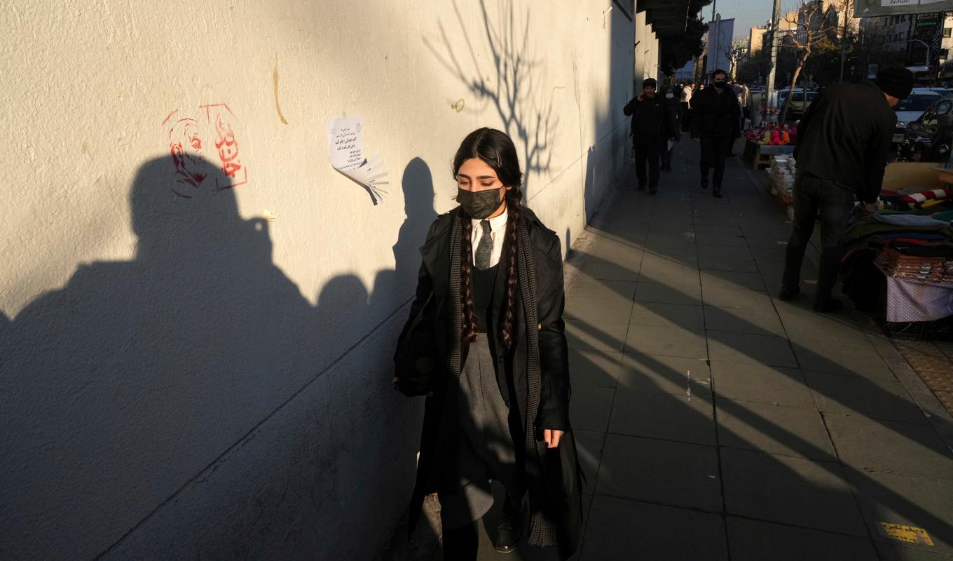En kvinna utan slöja i Irans huvudstad Teheran. Bilden är tagen i lördags. Foto: Vahid Salemi/AP/TT