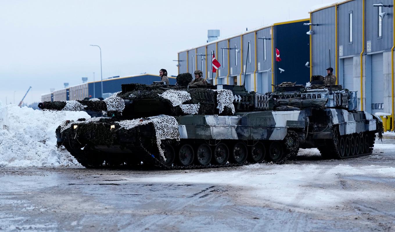 Danska Leopard 2 i Estland tidigare i veckan. Stridsvagnstypen är i fokus i samtalen om utökat militärt stöd till Ukraina. Foto: Pavel Golovkin/AP/TT
