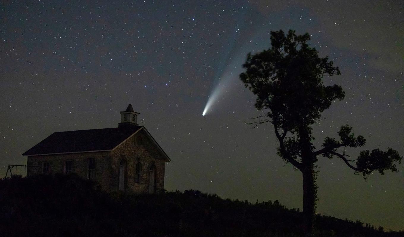 En bild på kometen Neowise som var synlig på himlavalvet 2020. Nu är det snart dags för ett nytt kometbesök. Foto: Travis Heying/AP/TT