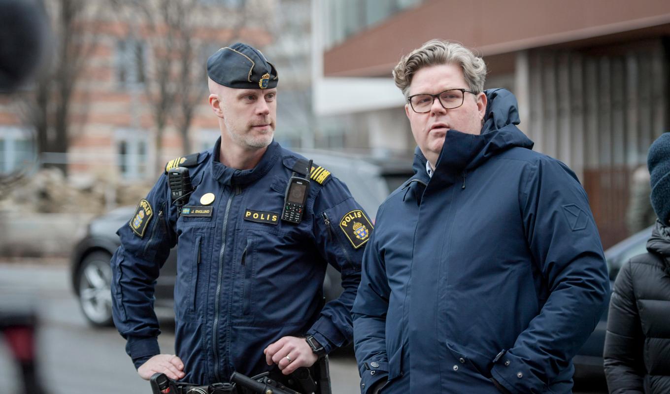 Justitieminister Gunnar Strömmer (M) besöker Huvudsta centrum, Solna, där en person sköts till döds sent på fredagskvällen. Foto: Maja Suslin/TT