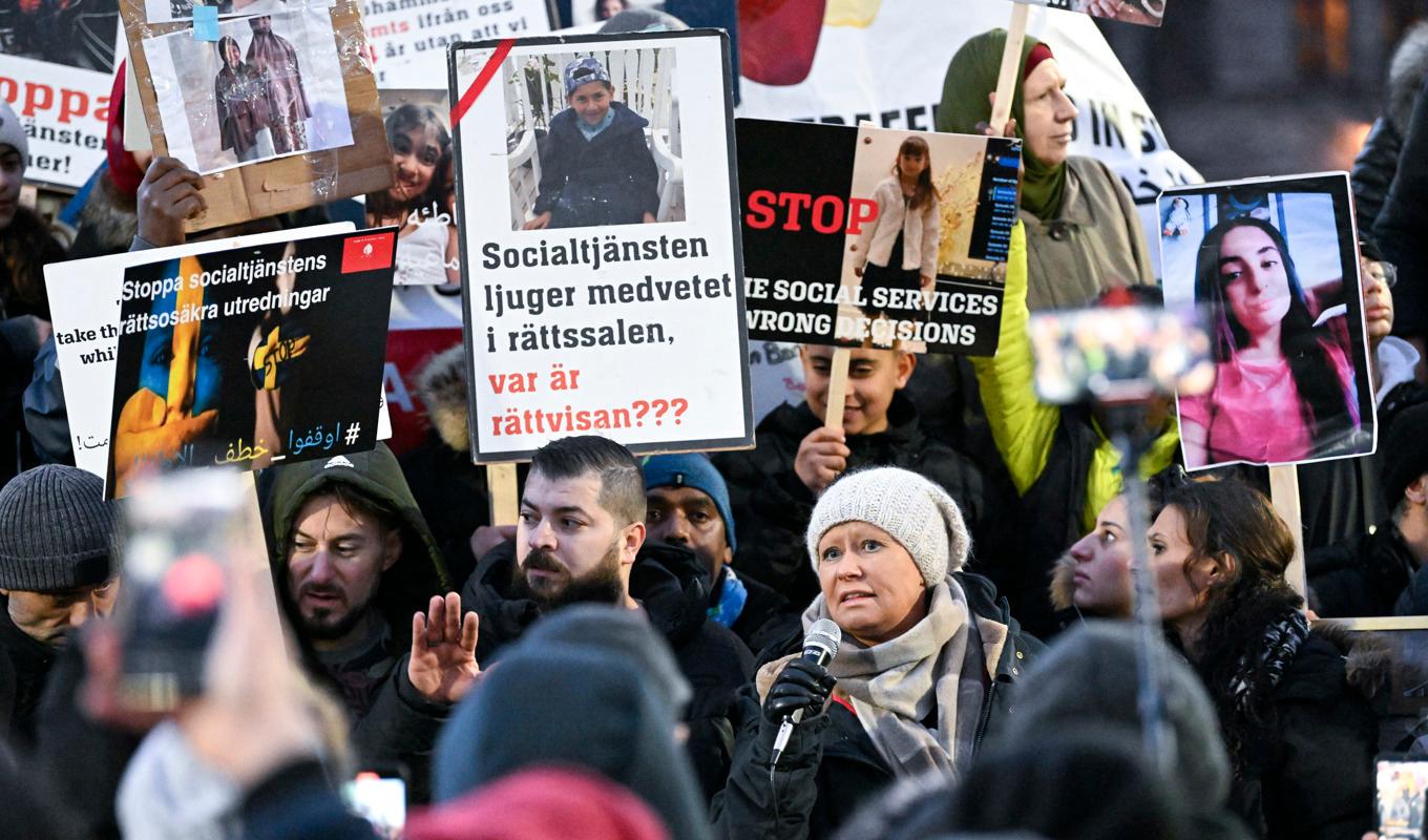 Partiet Nyans demonstrerade mot Socialtjänsten och tillämpningen av LVU på Möllevångstorget i Malmö i februari 2022. Arkivbild. Foto: Johan Nilsson/TT