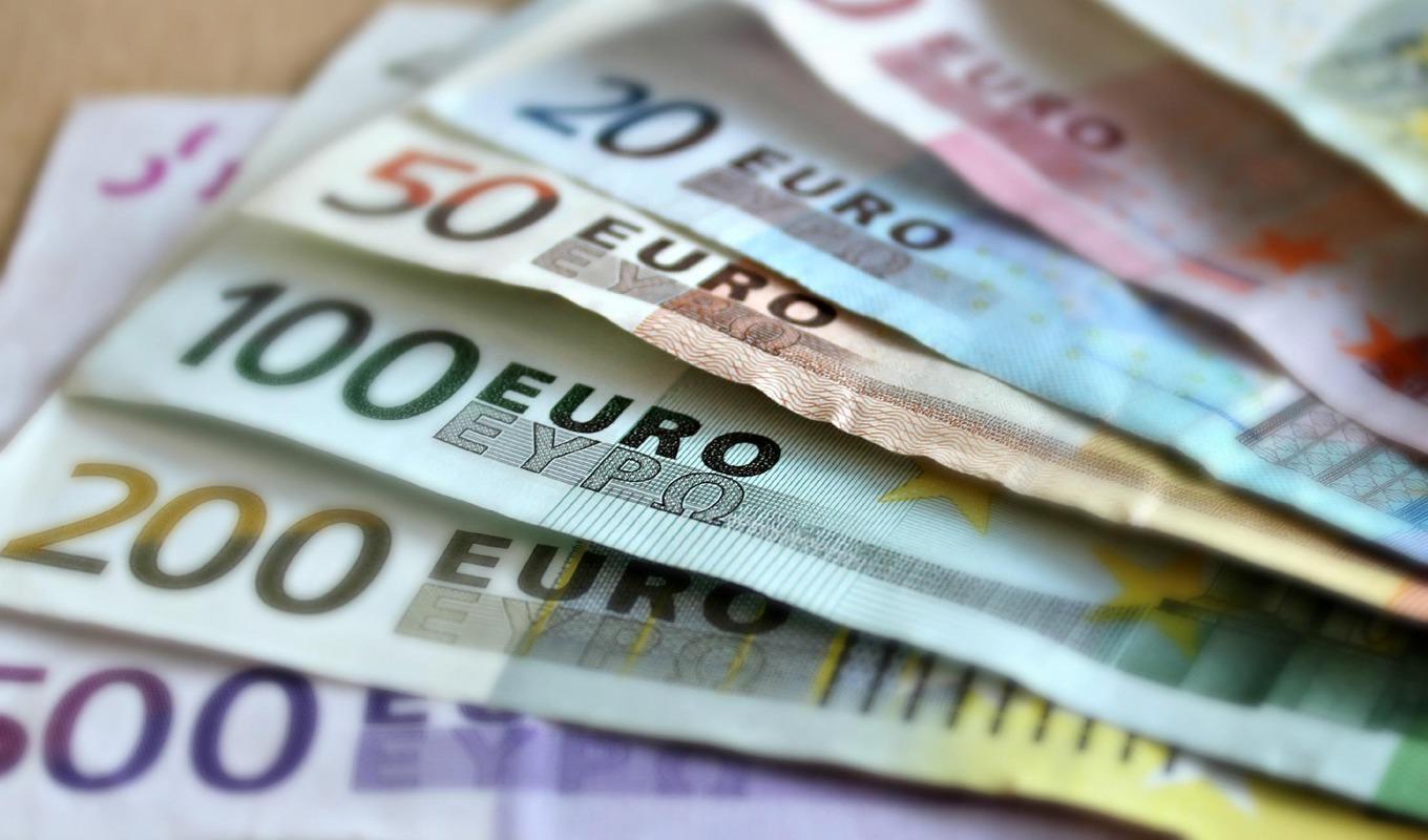 Många migranter gör personliga pengatransaktioner från EU till sina hemländer. Under året 2021 uppgick den totala summan till nästan 38 miljarder euro. Foto: Pixabay