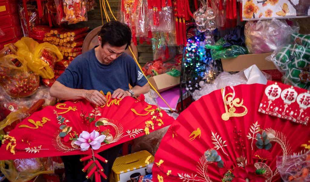 En säljare förbereder nyårsdekorationer inför det kinesiska nyåret, som även kallas vårfestivalen, i Hanois "Gamla stan" den 14 januari. I år infaller nyårsdagen enligt den kinesiska månkalendern den 21 januari, kaninens år. (Foto: Linh Pham/Getty Images