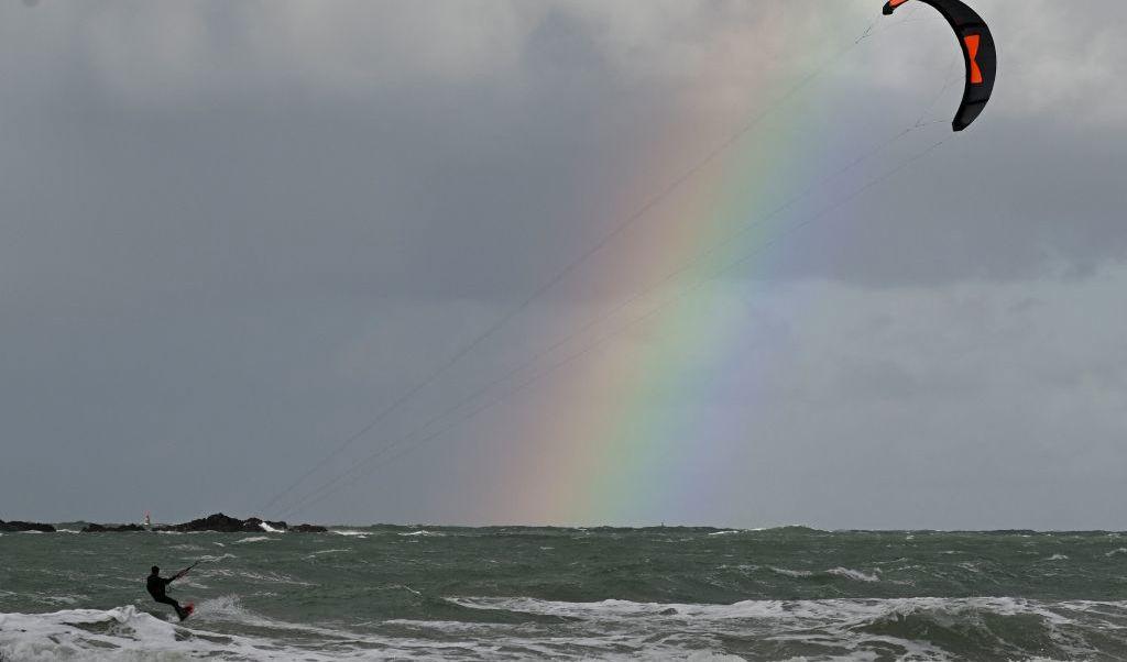 En draksurfare får ut det mesta av vindarna längs Saint-Malo-kusten, Frankrike, efter att stormen 'Gerard' drabbade regionen den 16 januari 2023. Men varningar för starka vindar finns fortfarande då de är kopplade till lågtryckssystemet 'Gerard'. Foto: Damien Meyer/AFP via Getty Images