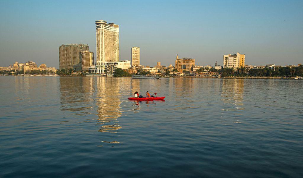 Två kvinnor har bogserat en båt och ror nu tillbaka i en jolle i den egyptiska huvudstaden Kairo den 17 januari. Här är ekonomin i kris, valutan i fritt fall och inflationen skjuter i höjden. De fattiga drabbas hårt men även medelklassen står på ruinens brant. Foto: Khaled Desouki/AFP via Getty Images