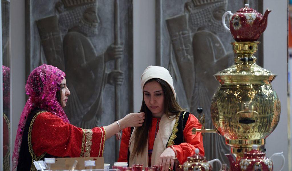Kvinnor i traditionella kläder ses vid Irans monter under öppningsdagen på 2023-års internationella turistmässa (FITUR) som hålls på Ifema kongresscenter i Madrid den 18 januari. Foto: Pierre-Philippe Marcou/AP via Getty Images