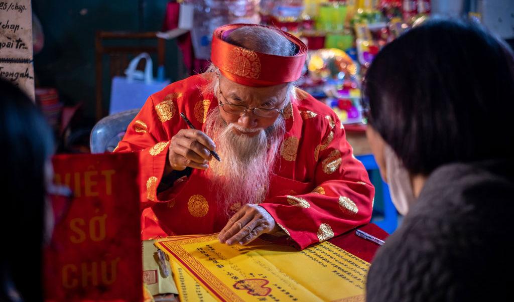 För att markera starten på det nya månåret skriver en kalligraf ner en besökares önskningar i Hanoi, Vietnam. Det är den 22 januari och nyårsdagen i den kinesiska månkalendern. I zodiaken är det nu kaninens tur, den är kreativ, känslig och medkännande. Foto: Linh Pham/Getty Images