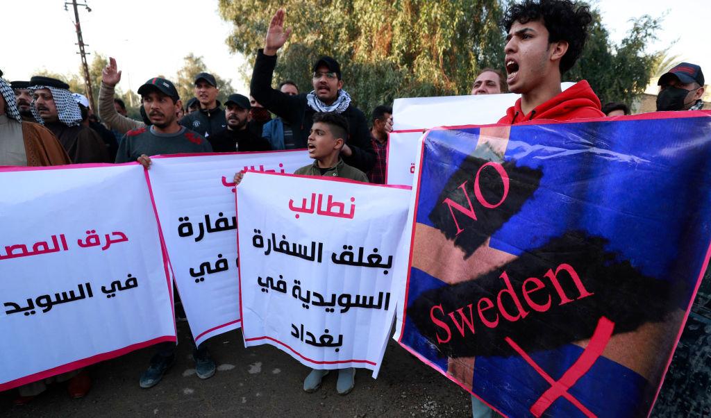 Irakier demonstrerar utanför den svenska ambassaden i Bagdad. Foto: AHMAD AL-RUBAYE/AFP via Getty Images