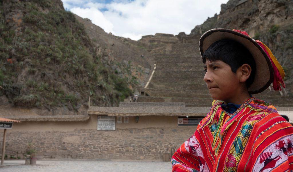En pojke går utanför Inca-ruinerna av Ollantaytambo, betraktad som porten till Inca citadellruinerna i Machu Picchu, i Cusco, Peru, Vanligtvis kommer 4 000 besökare om dagen men nu knappt 100 på grund av oroligheterna i Peru. Foto: Cris Bouroncle/AFP via Getty Images