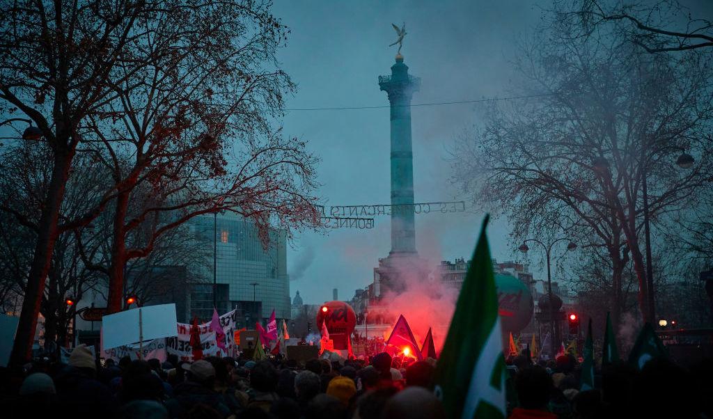 400 000 människor gick ut på gatorna i Paris i en landsomfattande protest mot president Macrons pensionsplan och de allt högre levnadskostnaderna. Pensionsåldern ska höjas från 62 till 64 år är det tänkt och många strejker är på gång över hela Frankrike. Foto: Kiran Ridley/Getty Images