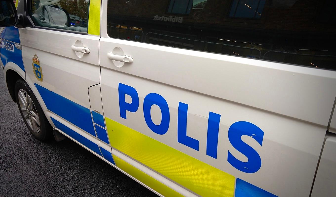 Någonting har exploderat i en trappgång i ett flerfamiljshus i Farsta i södra Stockholm. Foto: Epoch Times