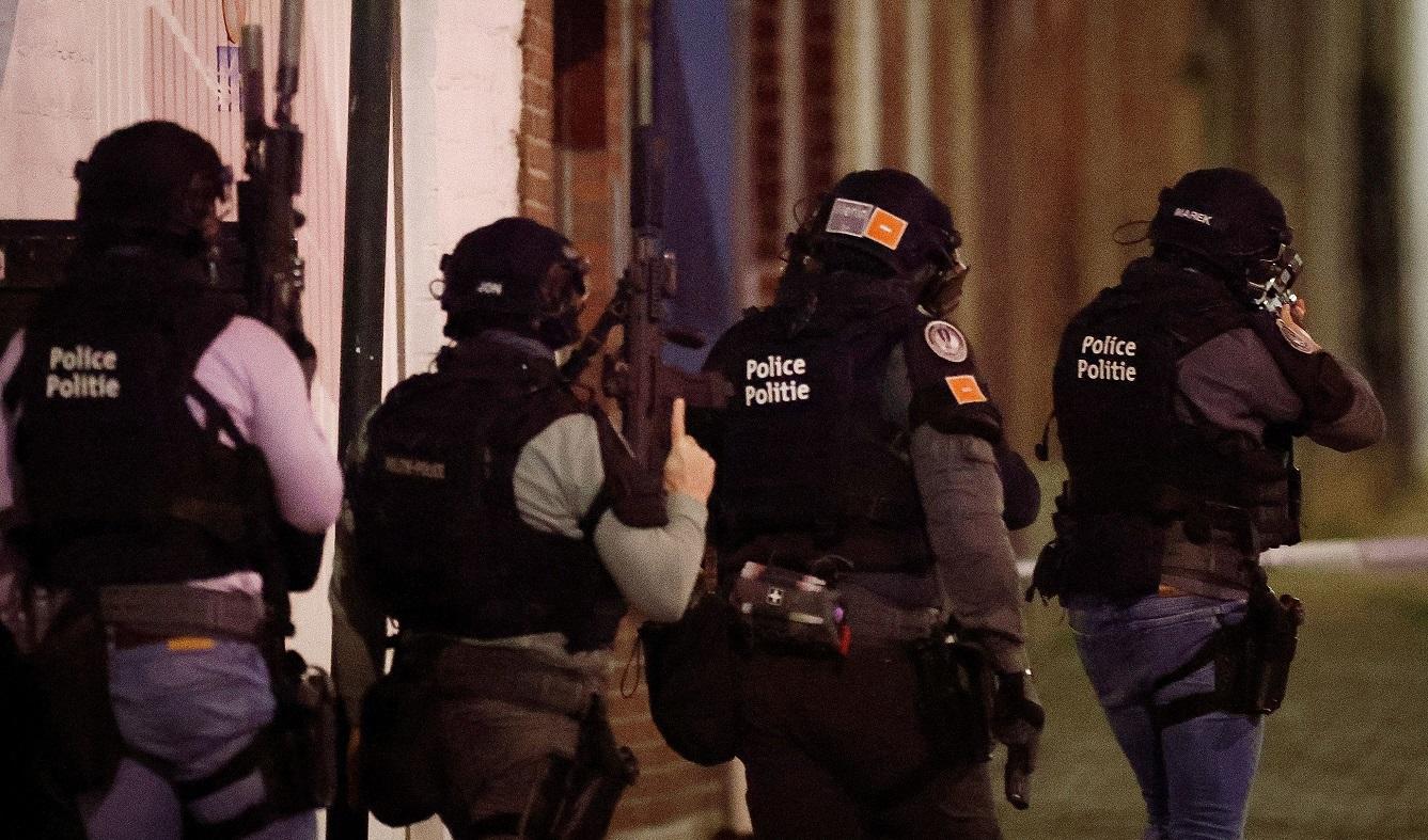 Belgisk polis deltar i en insats mot människohandel i Bryssel den 6 februari 2023. Foto: Kenzo Tribouillard/AFP via Getty Images
