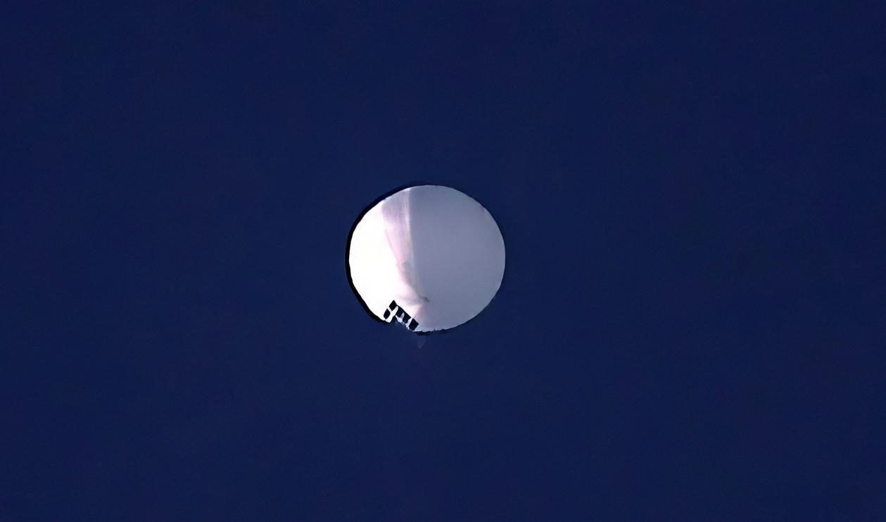 En ballong på hög höjd över Billings i Montana. USA håller för närvarande på att spåra en misstänkt kinesisk övervakningsballong som har setts i amerikanskt luftrum de senaste dagarna. Foto: Larry Mayer/AP/TT