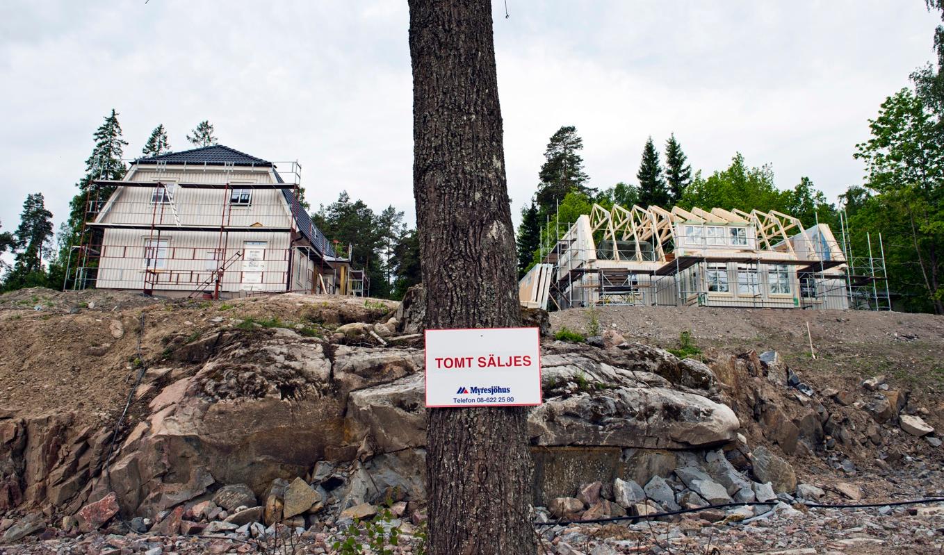 Smålandsregionen drabbas hårdast av den ekonomiska nedgången, enligt en ny rapport från storbanken Nordea. Bland annat kämpar småhusbyggarna mot fallande bopriser och stigande räntor. Arkivbild. Foto: Lars Pehrson / SvD / TT
