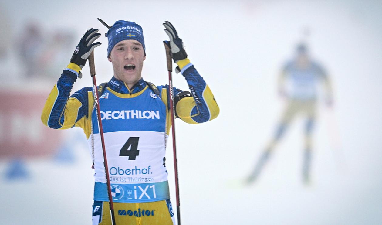 Sveriges Sebastian Samuelsson tog guld i herrarnas masstart. Martin Ponsiluoma syns i bakgrunden. Foto: Anders Wiklund/TT