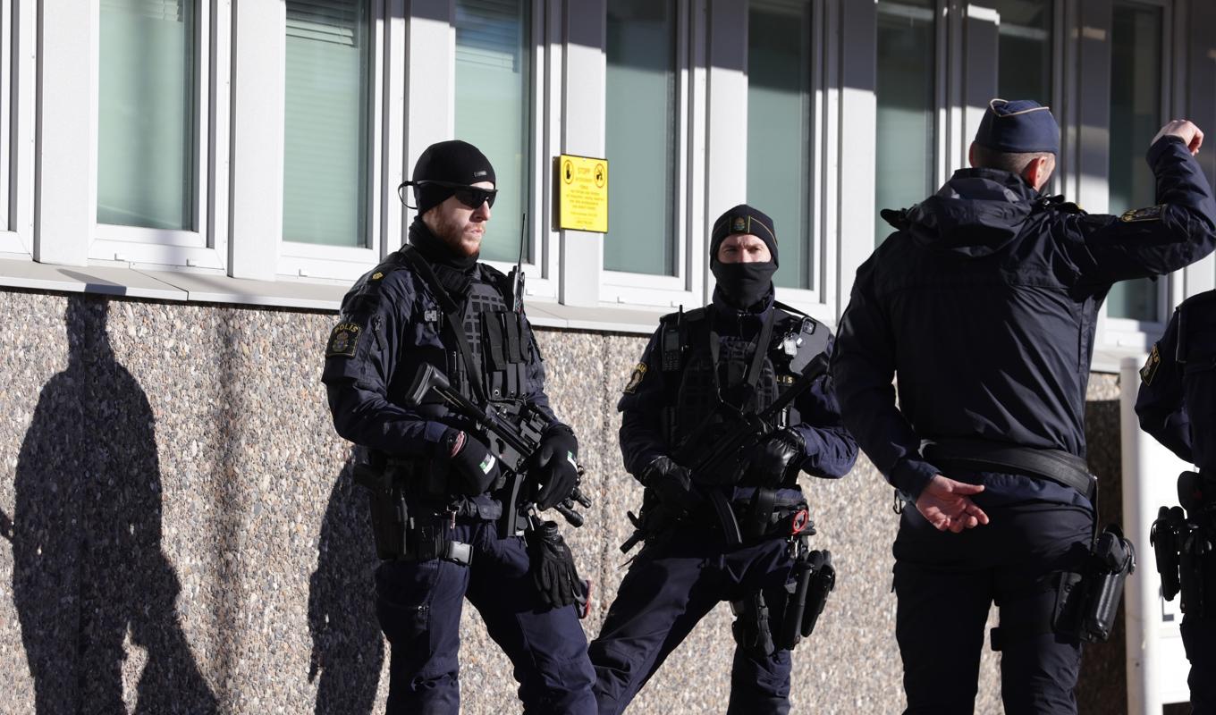 Polis med förstärkningsvapen utanför polishuset i Norrköping efter gårdagens mordförsök på en polis. Foto: Magnus Andersson/TT