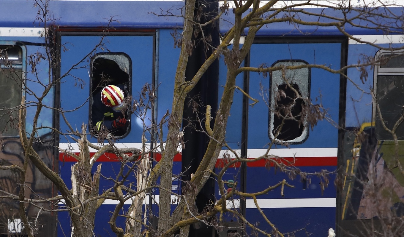 Efter onsdagens tågolycka strejkar grekiska järnvägsarbetare på torsdagen, i protest mot bland annat omoderna signalsystem. Foto: Giannis Papanikos/AP/TT
