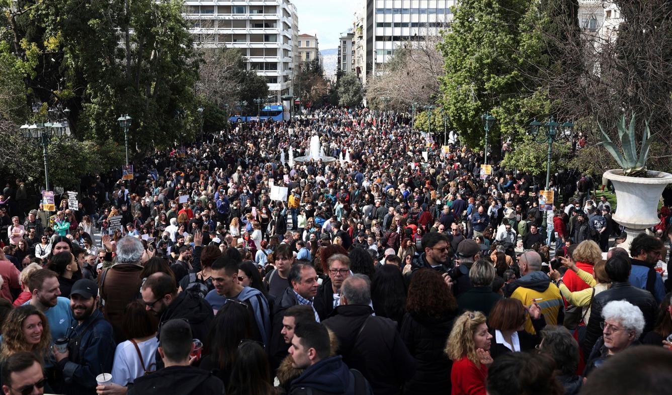 Tusentals demonstranter samlade på torget Syntagma i Greklands huvudstad Aten på söndagen. Foto: Yorgos Karahalis/AP/TT