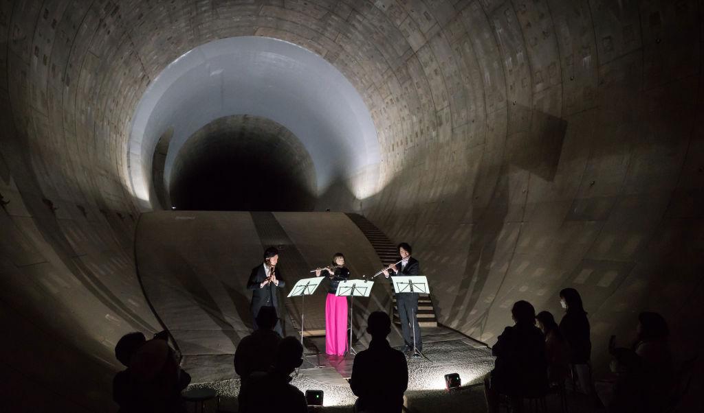 Klassisk musik tonar ut i en ny underjordisk reservoaranläggning i Tokyo. Den ska kontrollera översvämningsvatten från tyfoner och skyfall vilka orsakar svåra översvämningsskador. Tunnelns diameter är 12,5 meter och kan ta emot 540 000 kubikmeter vatten. Foto: Tomohiro Ohsumi/Getty Images